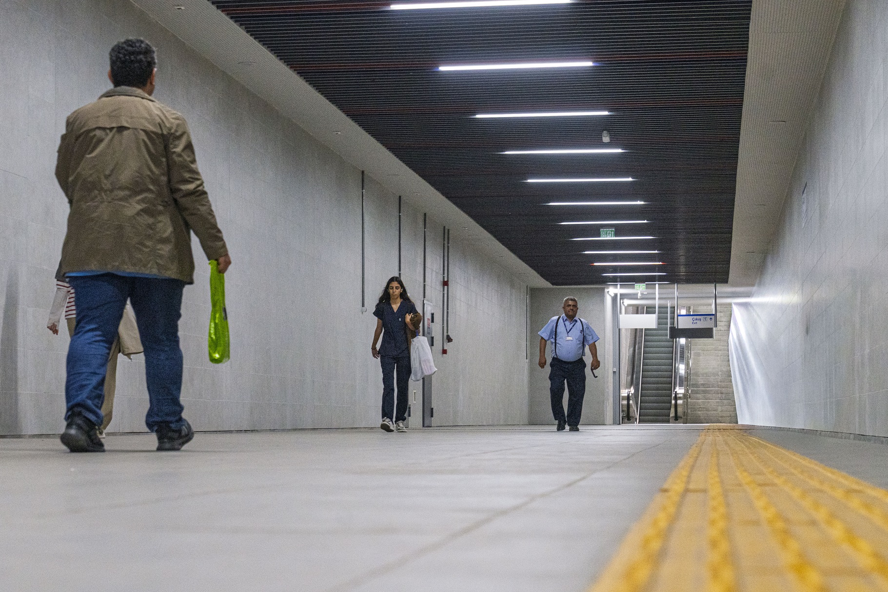 İzmir Metrosu'ndan Dokuz Eylül Hastanesi'ne kesintisiz yaya geçidi açıldı