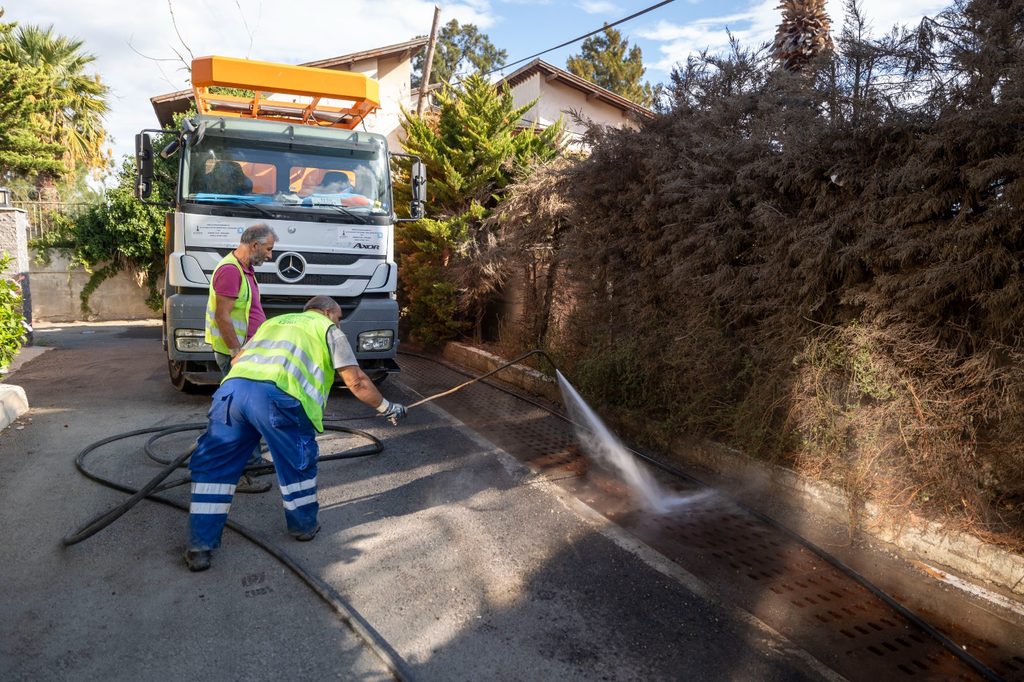 İzmir’de yağmurun yolu açılıyor: 117 bin 762 ızgara temizlendi 3 İzmir’de yağmurun yolu açılıyor: 117 bin 762 ızgara temizlendi