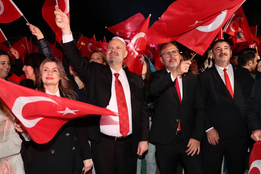 Menemen'de Cumhuriyet Bayramı heyecanı: Aşkın Nur Yengi ile coşku tavan yaptı