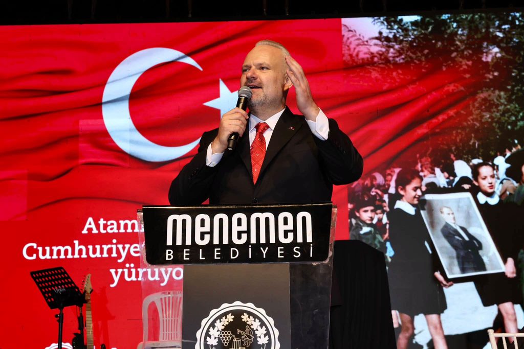 Menemen'de Cumhuriyet Bayramı heyecanı: Aşkın Nur Yengi ile coşku tavan yaptı