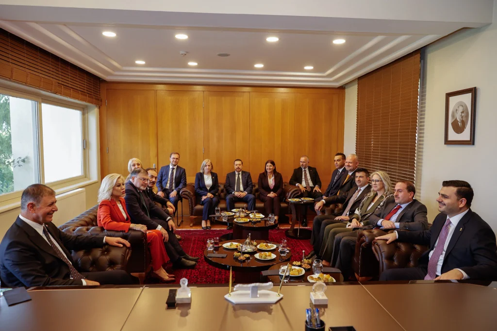 Başkan Tugay Şato'da AK Parti ile toplantıda buluştu 2 Başkan Tugay Şato'da AK Parti ile toplantıda buluştu
