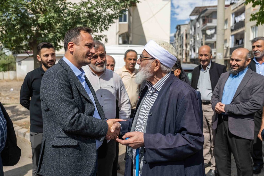 Bornova Belediye Başkanı Ömer Eşki ekibiyle sahada 3 Bornova Belediye Başkanı Ömer Eşki ekibiyle sahada