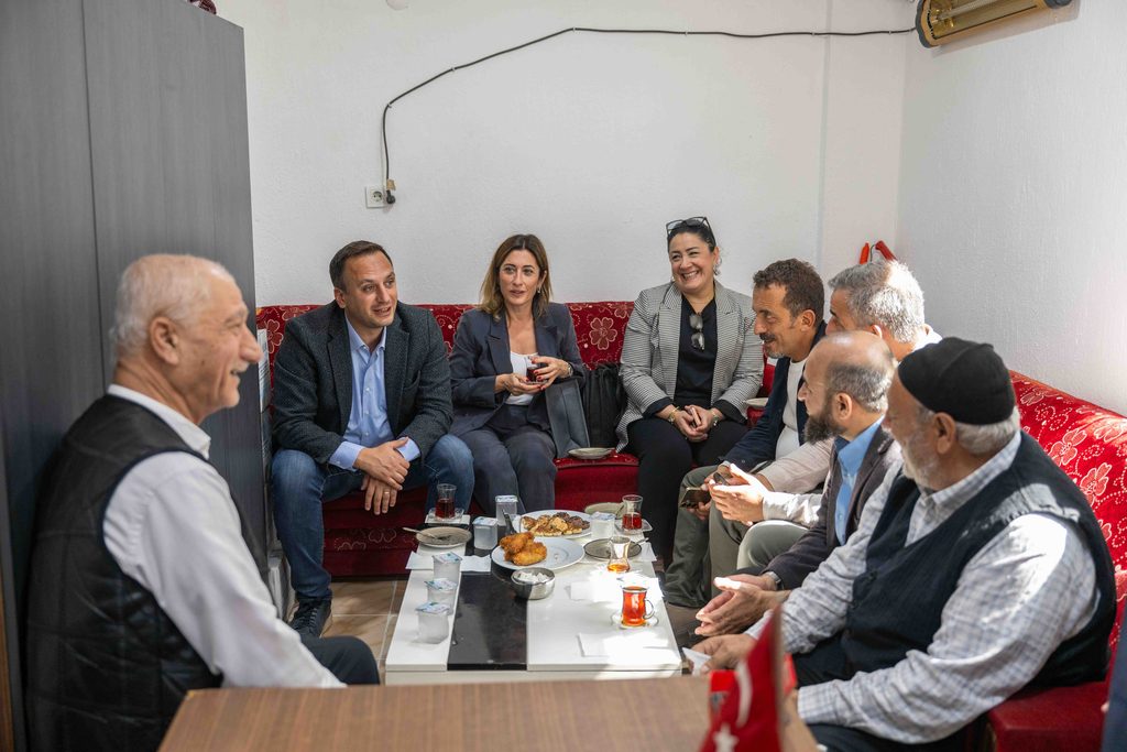 Bornova Belediye Başkanı Ömer Eşki ekibiyle sahada 2 Bornova Belediye Başkanı Ömer Eşki ekibiyle sahada