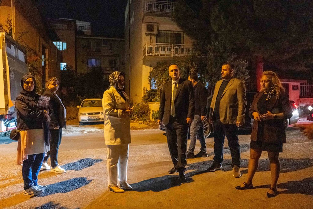 Bornova Belediye Başkanı Ömer Eşki ekibiyle sahada 1 Bornova Belediye Başkanı Ömer Eşki ekibiyle sahada