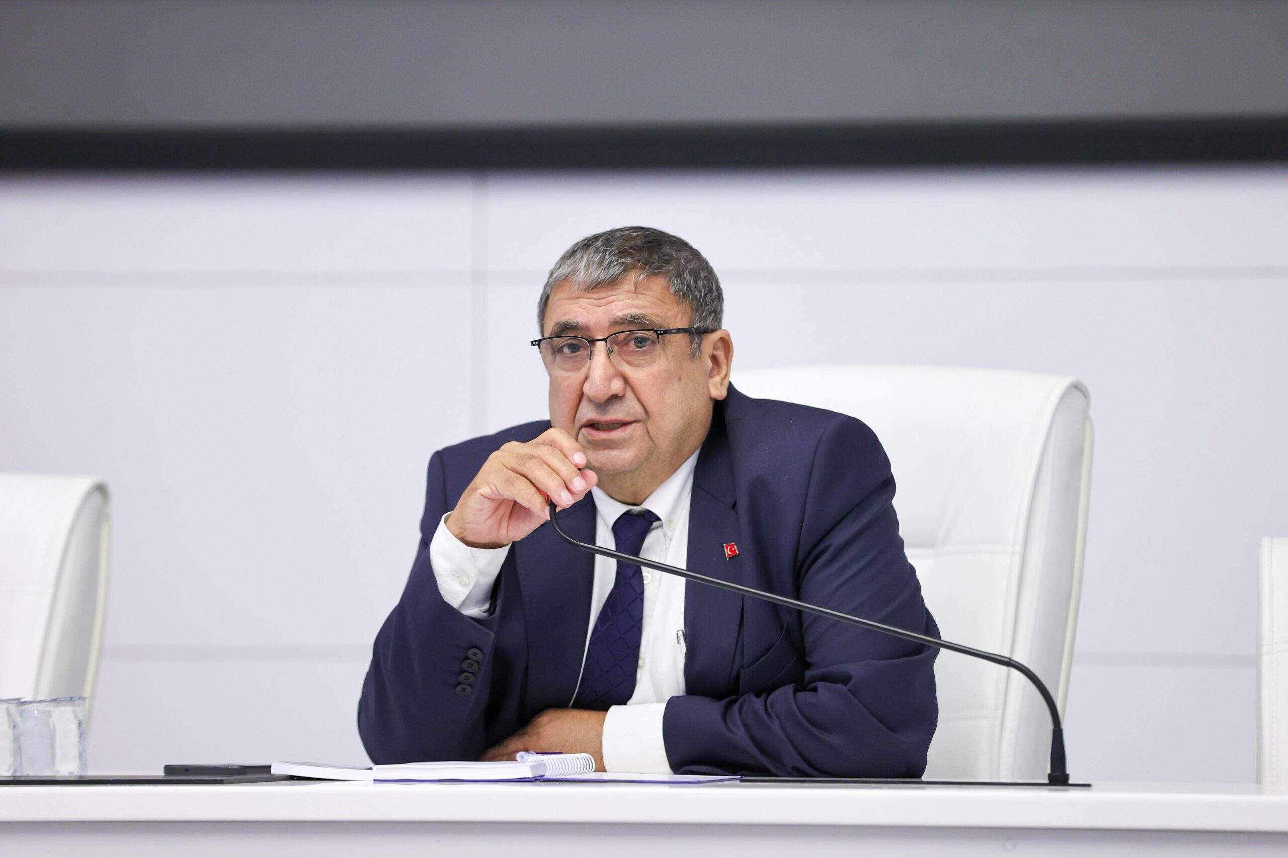 Buca Belediye Başkan Vekili Hüseyin Benzer, başkan yardımcıları ve birim