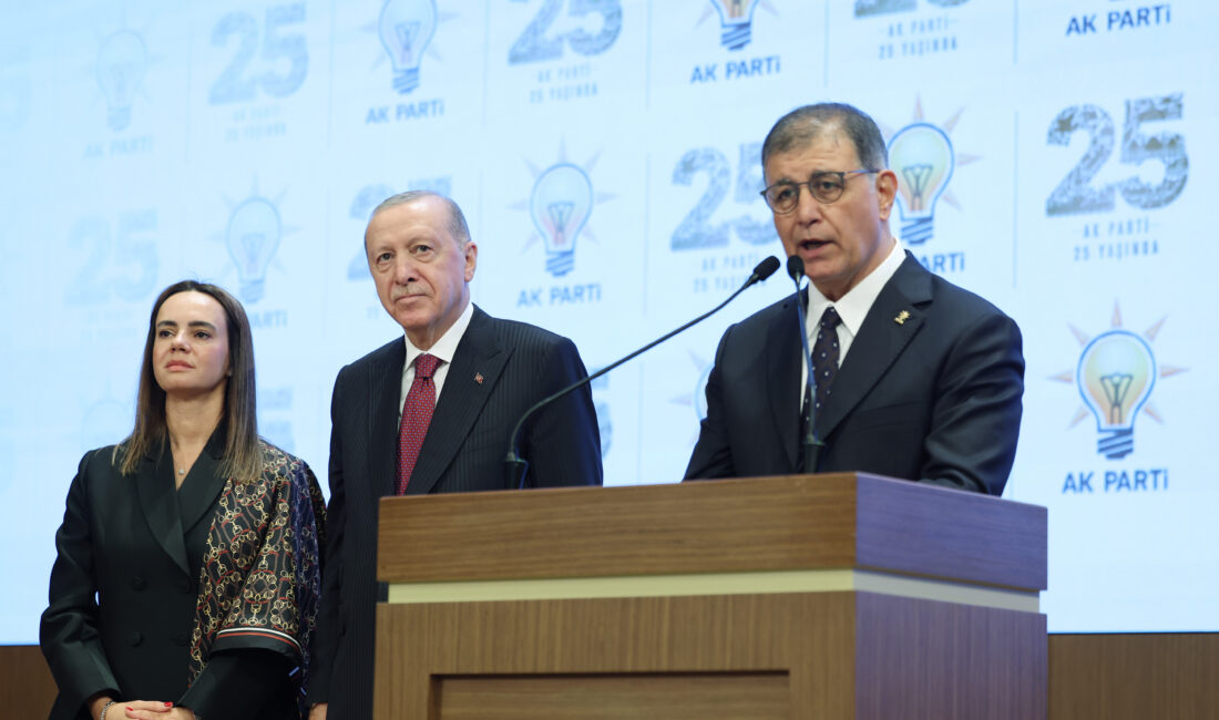 AK Parti saflarına katılan İzmir Büyükşehir Belediye Başkanı Cemil Tugay,