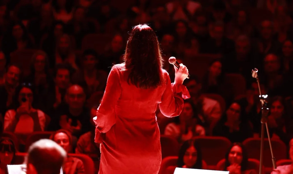 La Casa De Papel’in sesi İzmir’de büyüledi! Cecilia Krull ile efsane gece