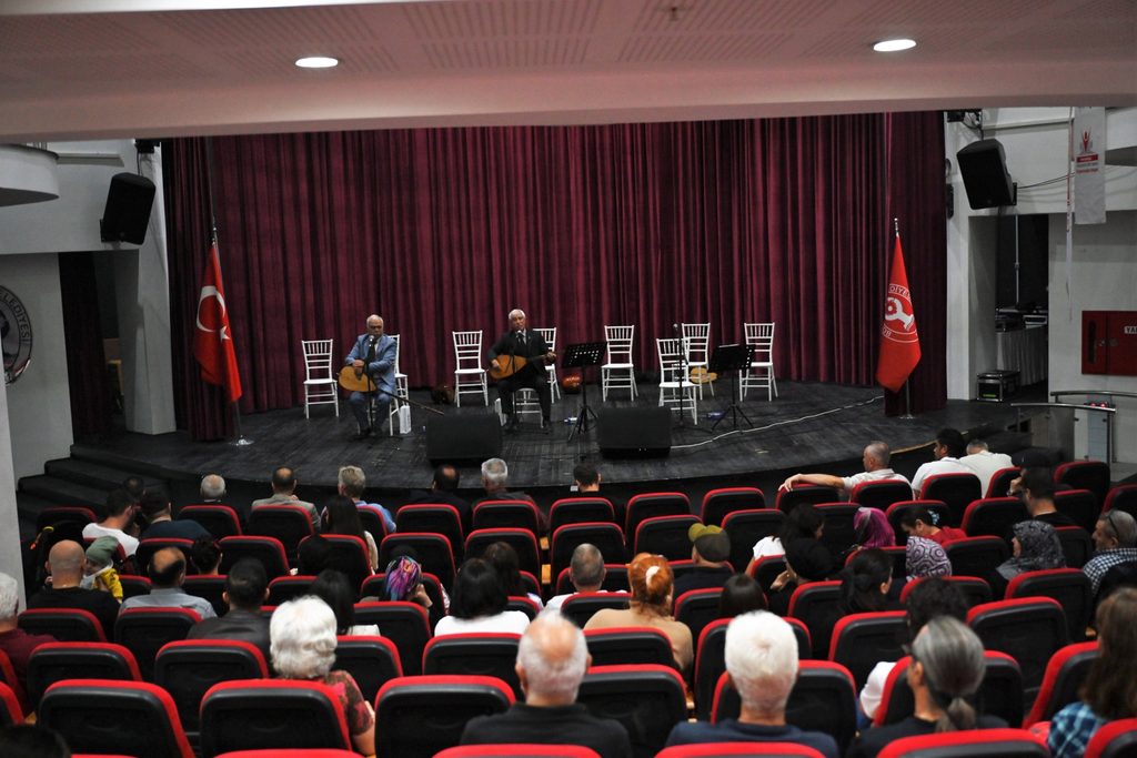 Sazın mirası Bornova'da yankılandı: Usta ve çıraklar aynı sahnede