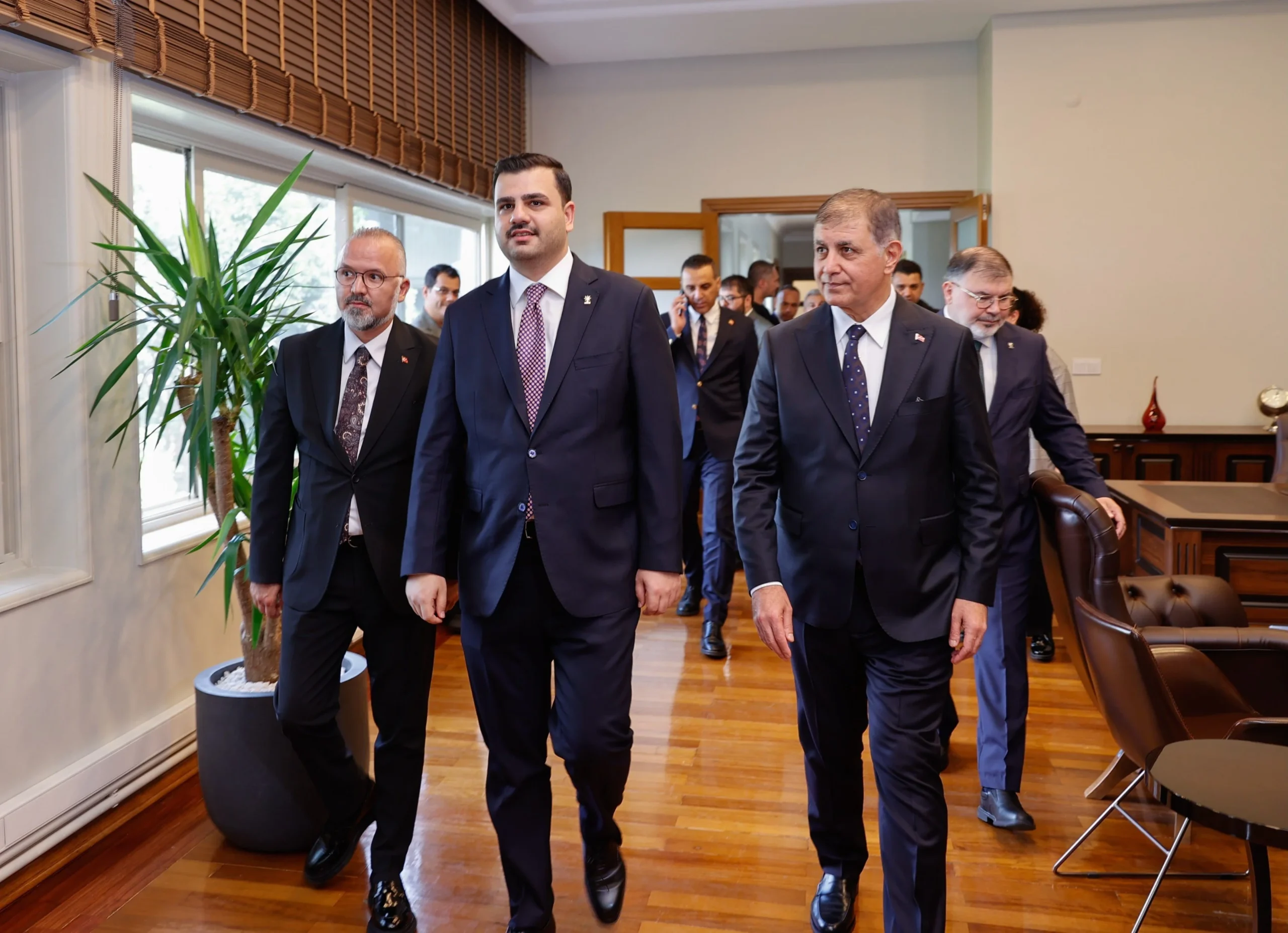 İzmir Büyükşehir Belediye Başkanı Cemil Tugay’ın AK Parti’ye katılmasının ardından,