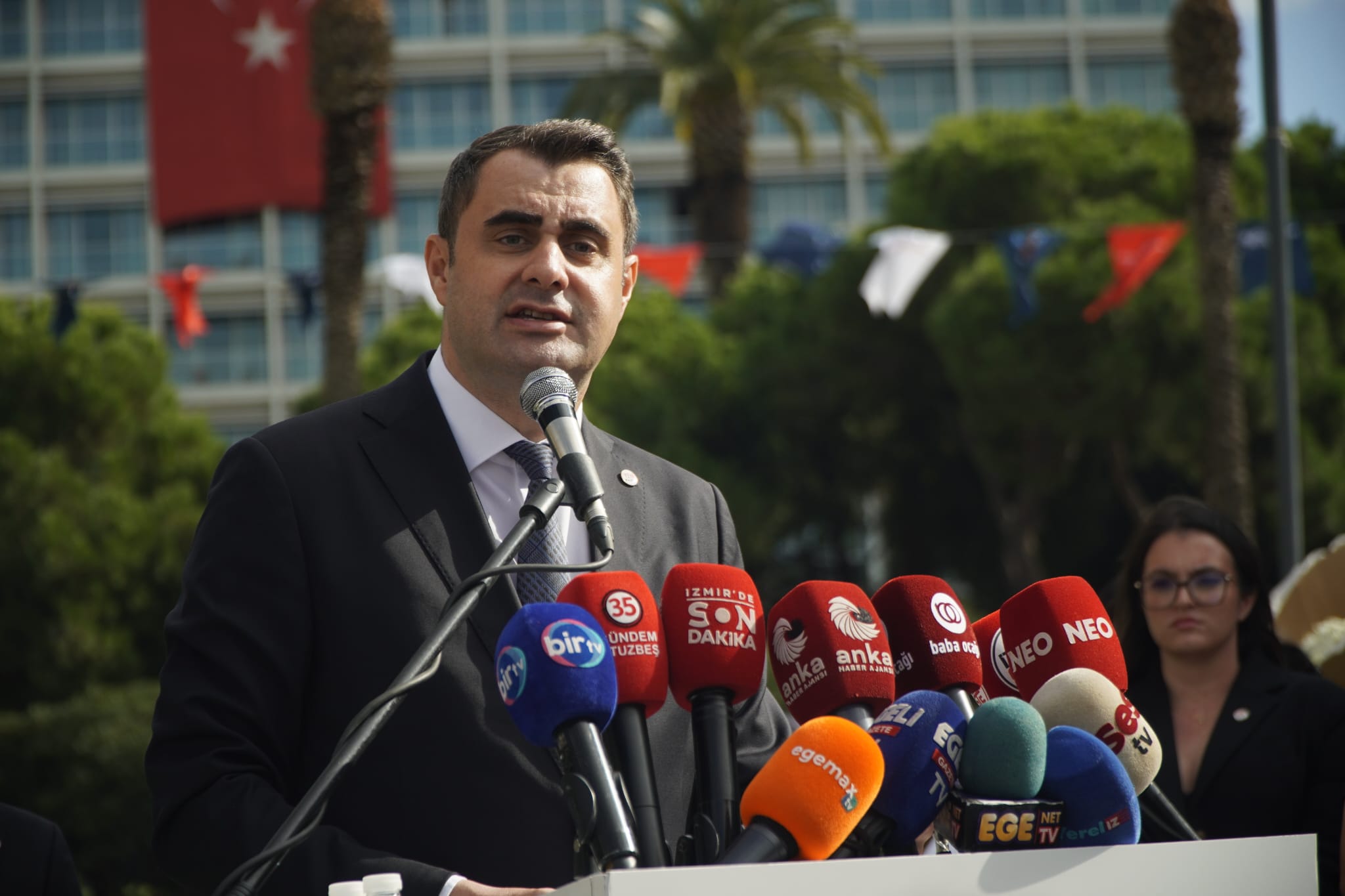 Cumhuriyet’in 103’üncü yıl dönümü dolayısıyla YENİ Parti İzmir İl Başkanlığı,