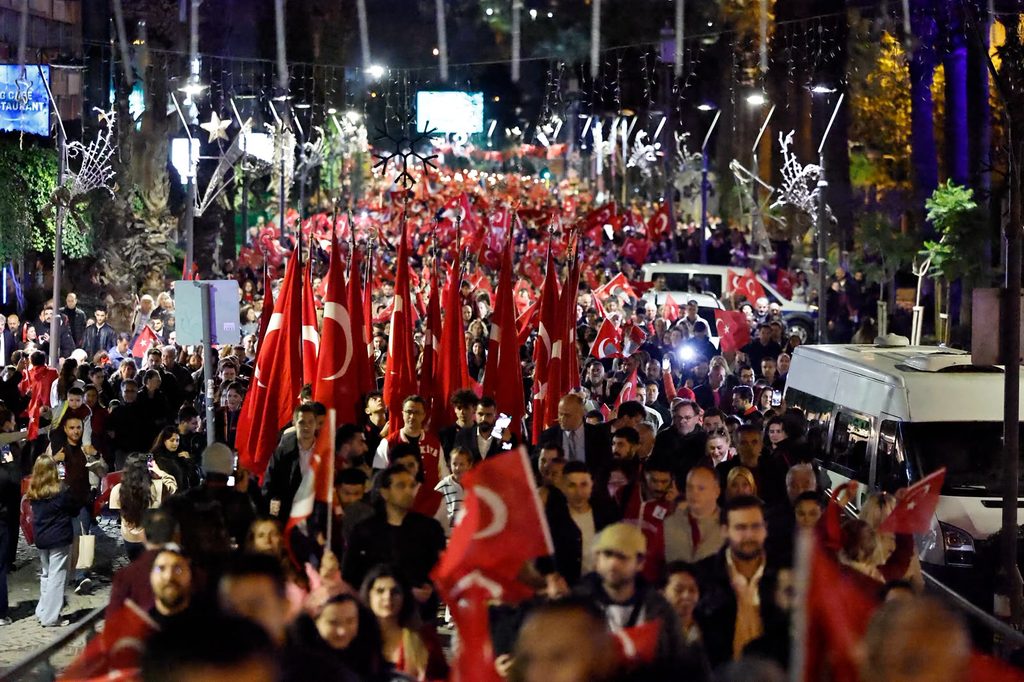 İzmir semalarında Cumhuriyet Görseli: Fener alayı ve drone gösterisiyle 103. yıl coşkusu 1 İzmir semalarında Cumhuriyet Görseli: Fener alayı ve drone gösterisiyle 103. yıl coşkusu
