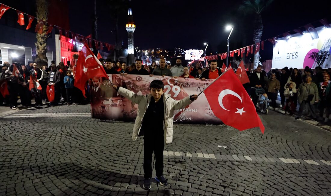 İzmir'de 29 Ekim Cumhuriyet Bayramı'nın 103'üncü yıl dönümü, binlerce vatandaşın