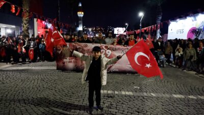 İzmir'de 29 Ekim Cumhuriyet Bayramı'nın 103'üncü yıl dönümü, binlerce vatandaşın