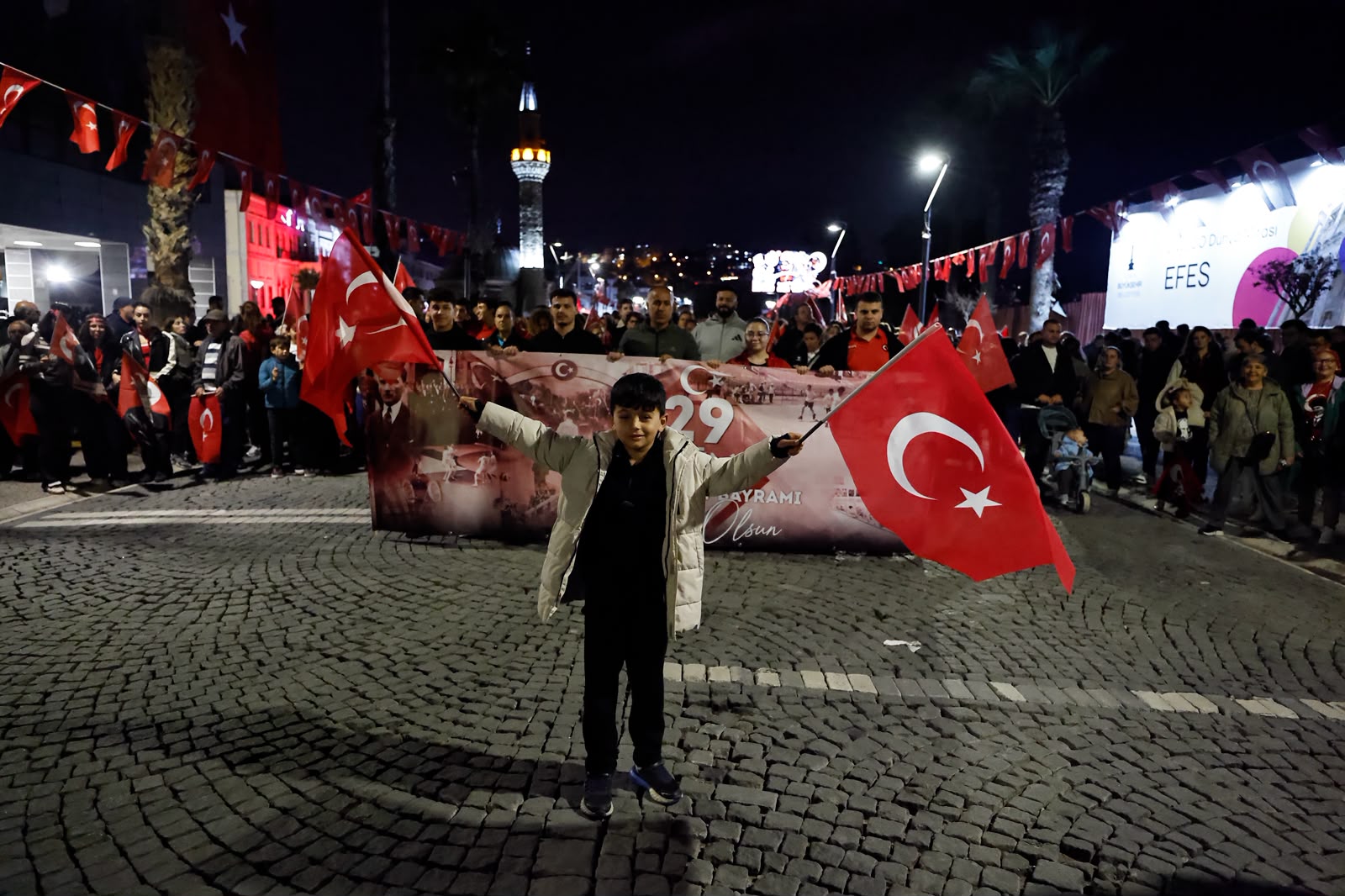 İzmir semalarında Cumhuriyet Görseli: Fener alayı ve drone gösterisiyle 103. yıl coşkusu