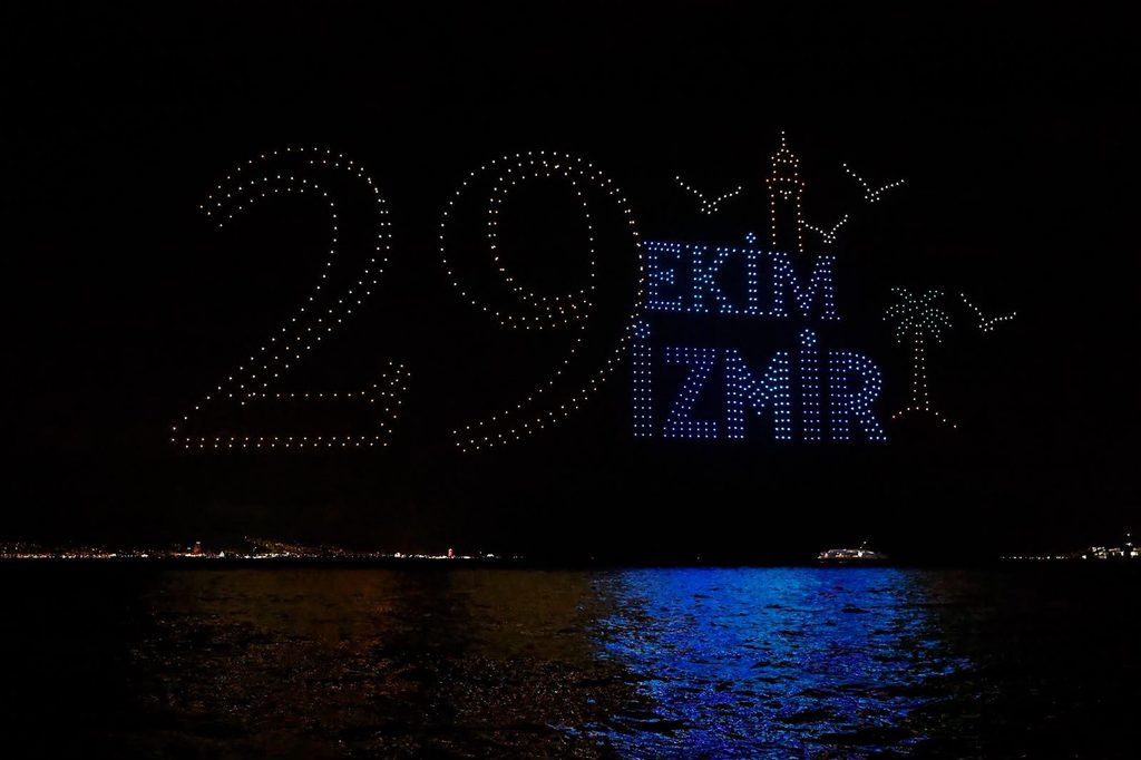 İzmir semalarında Cumhuriyet Görseli: Fener alayı ve drone gösterisiyle 103. yıl coşkusu 4 İzmir semalarında Cumhuriyet Görseli: Fener alayı ve drone gösterisiyle 103. yıl coşkusu