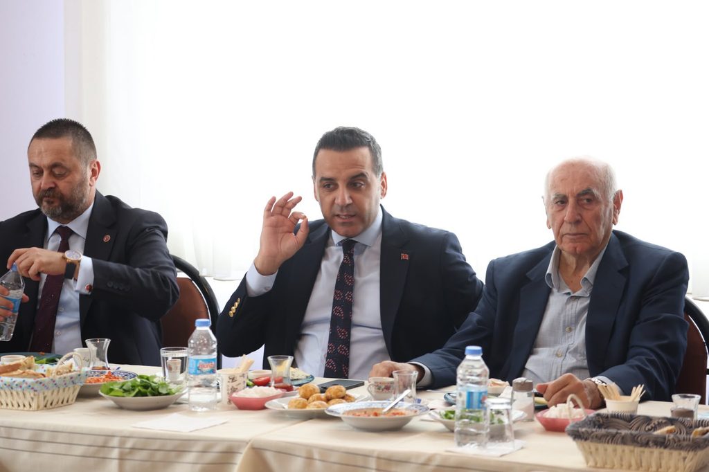 Başkan Yıldız Harmandalı Cemevi'nde talepleri dinledi