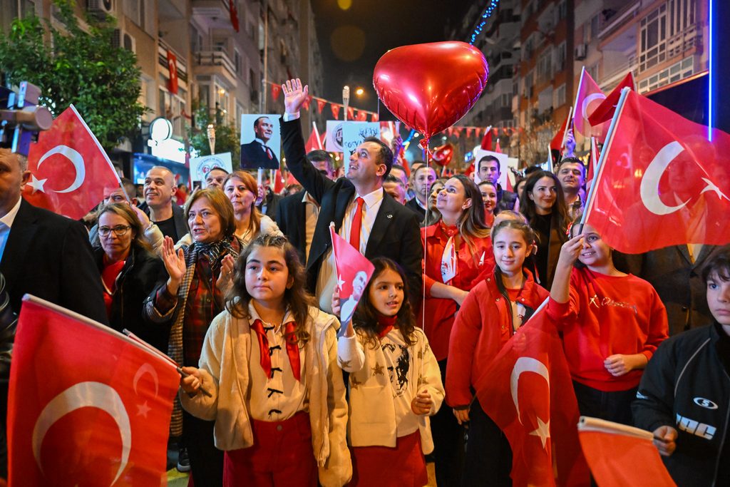 Bornova’da Cumhuriyet coşkusu Selda Bağcan konseriyle zirveye çıktı!