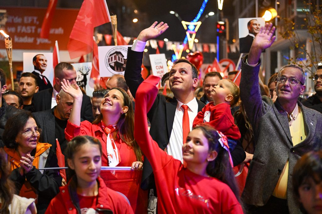 Bornova’da Cumhuriyet coşkusu Selda Bağcan konseriyle zirveye çıktı!