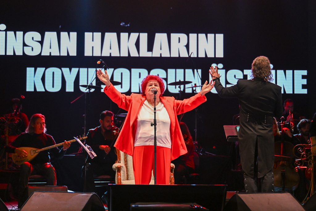 Bornova’da Cumhuriyet coşkusu Selda Bağcan konseriyle zirveye çıktı!