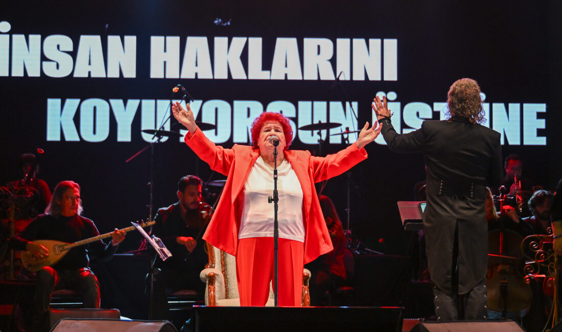 Bornova Belediyesi’nin düzenlediği 29 Ekim Cumhuriyet Bayramı kutlamalarında coşku sokaklardan