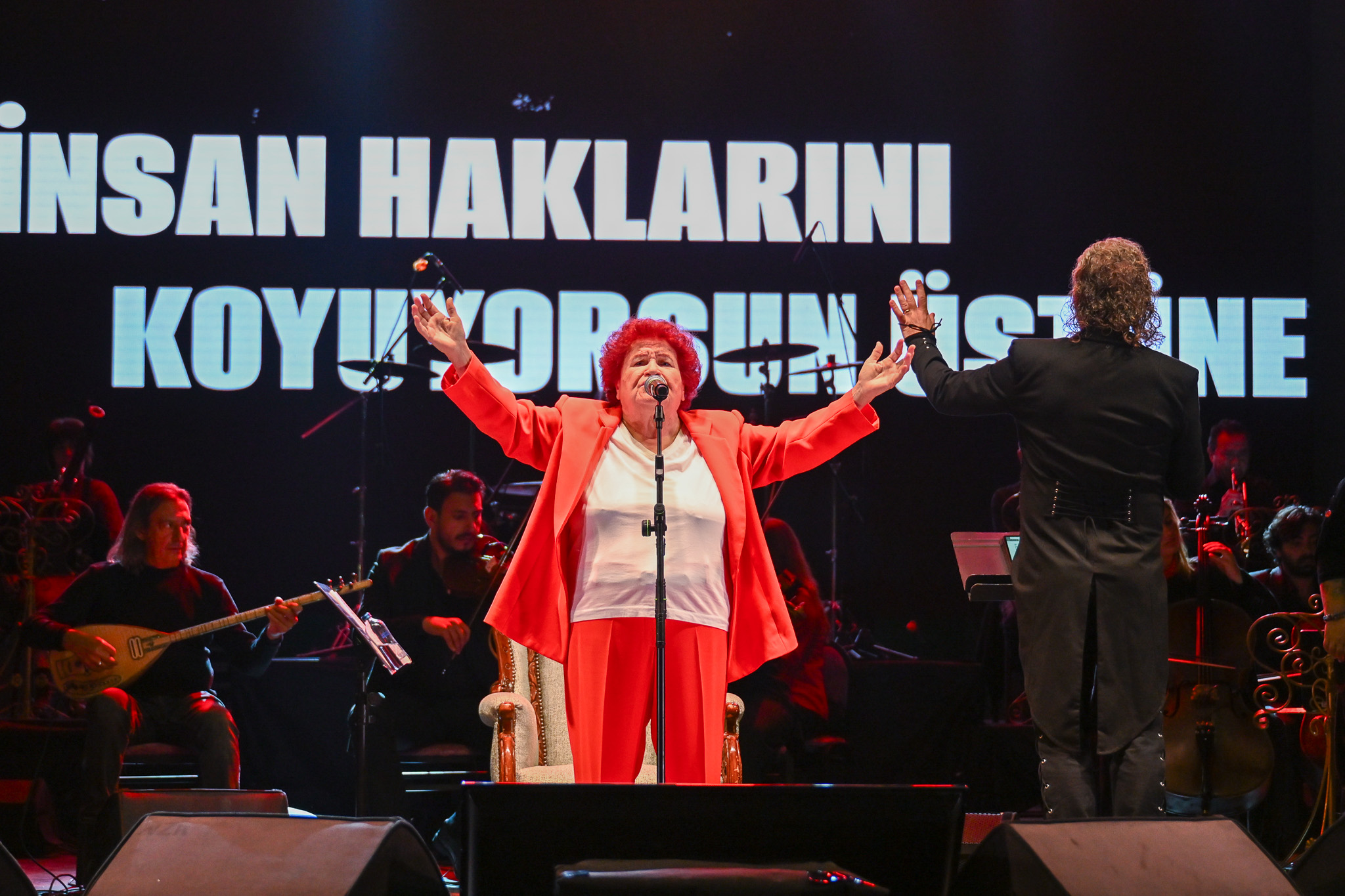 Bornova’da Cumhuriyet coşkusu Selda Bağcan konseriyle zirveye çıktı!