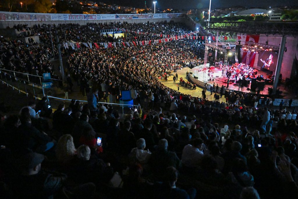 Bornova’da Cumhuriyet coşkusu Selda Bağcan konseriyle zirveye çıktı!