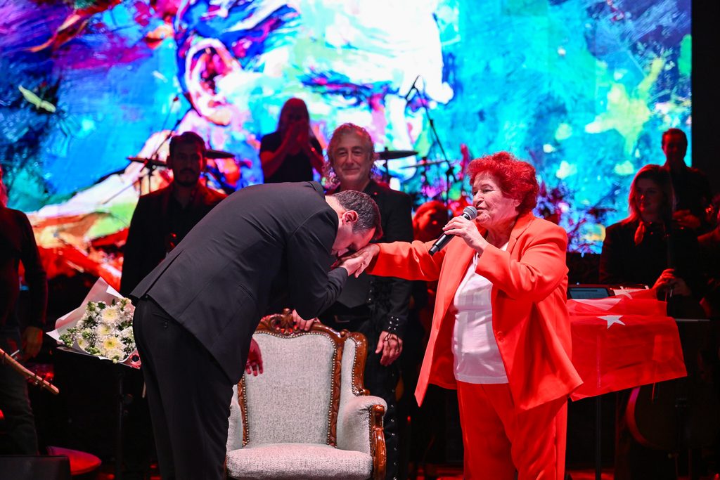 Bornova’da Cumhuriyet coşkusu Selda Bağcan konseriyle zirveye çıktı!
