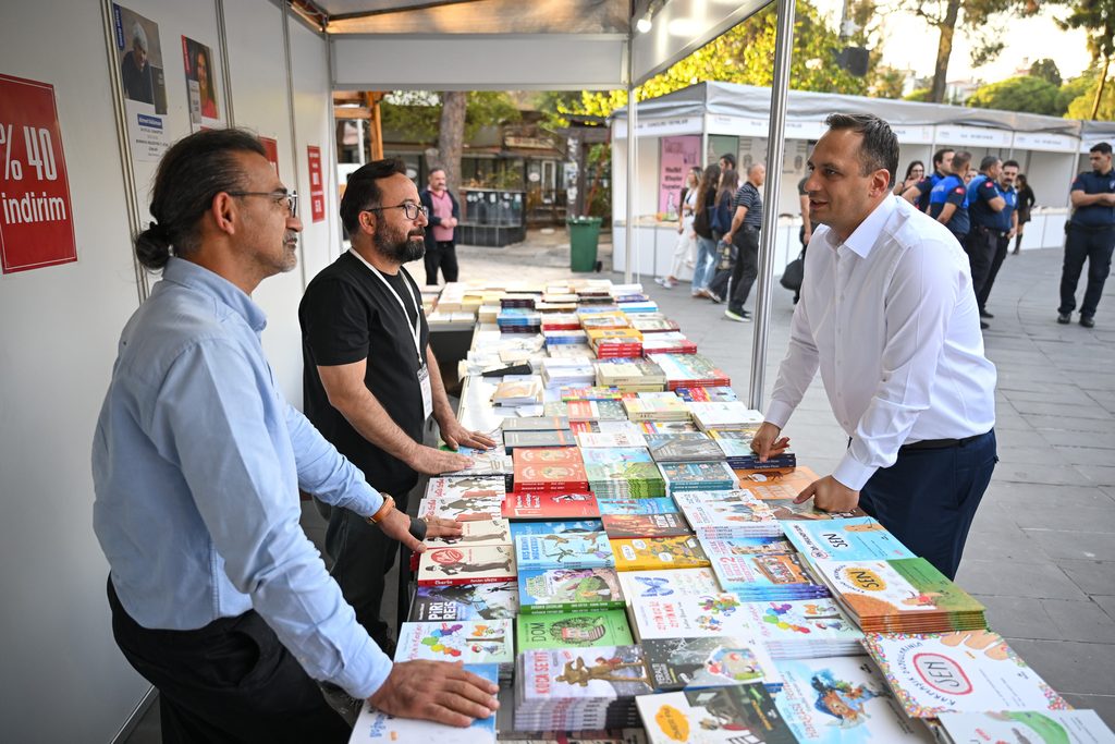 Bornova'da edebiyat rüzgarına muhteşem final: 7. Homeros Kitap Günleri binlerce kitapseveri ağırladı