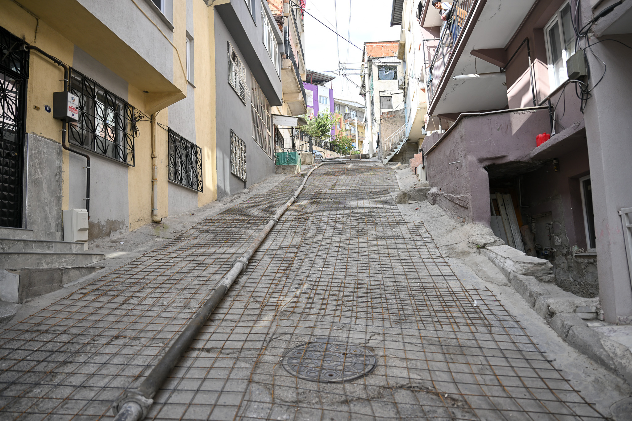 Aşırı dik yapısı nedeniyle araç trafiğine kapalı olan ancak yaya