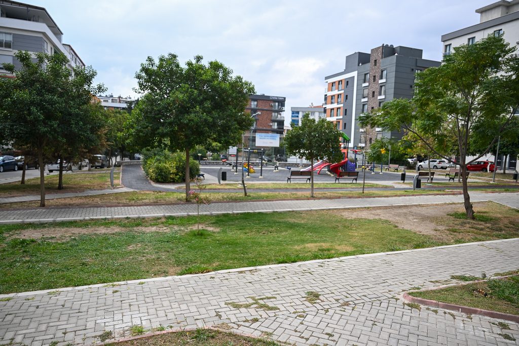 Bornova'da ortak akıl: Erzene'deki park yenileniyor