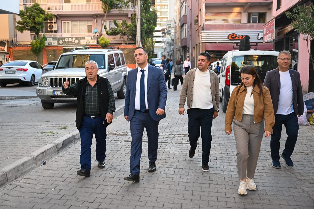 Bornova Belediye Başkanı Ömer Eşki ekibiyle sahada 4 Bornova Belediye Başkanı Ömer Eşki ekibiyle sahada