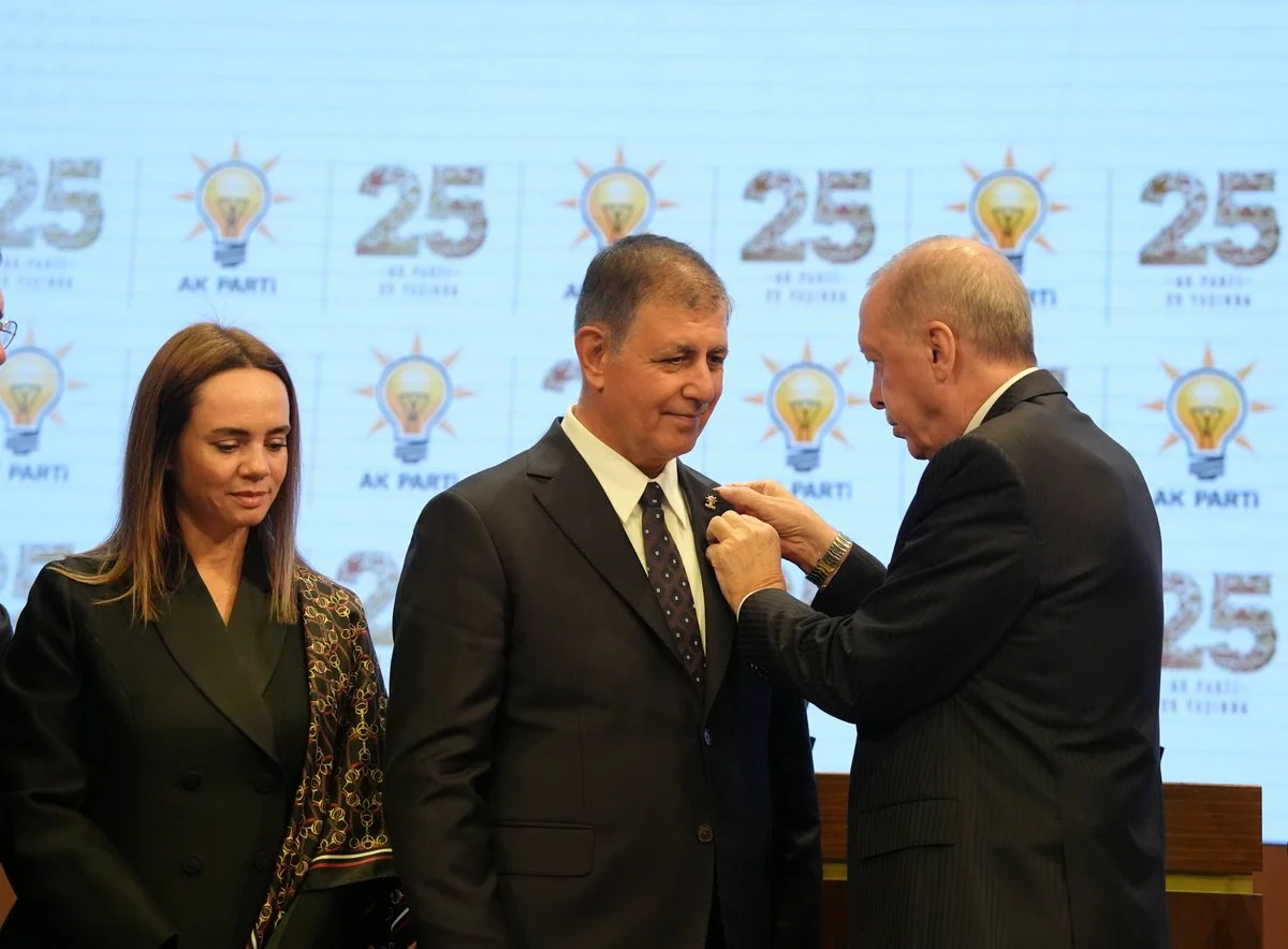 Rozeti Cumhurbaşkanı Erdoğan taktı: Cemil Tugay resmen AK Parti’de