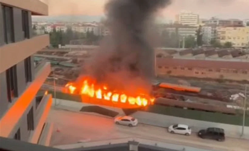 Alsancak Garı'nda sessizliği bölen şiddetli patlama: Alev alev yandı