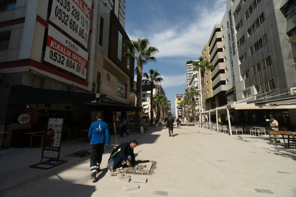 Alsancak’ın kalbinde altyapının ardından sıra üstyapıda: Kıbrıs Şehitleri Caddesi’nin zemini yenileniyor