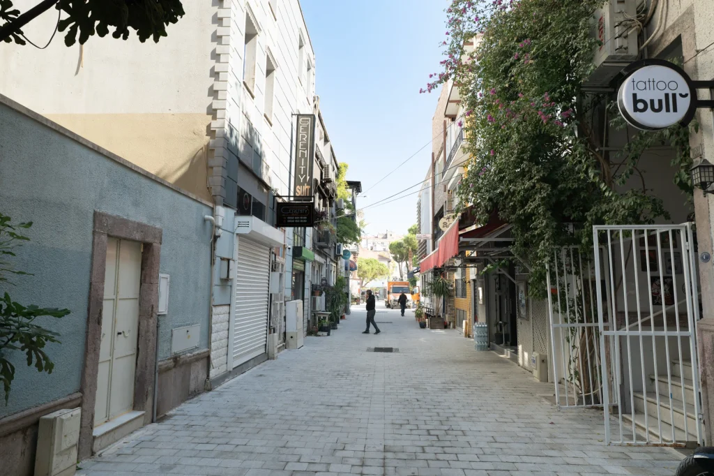 Alsancak’ın kalbinde altyapının ardından sıra üstyapıda: Kıbrıs Şehitleri Caddesi’nin zemini yenileniyor