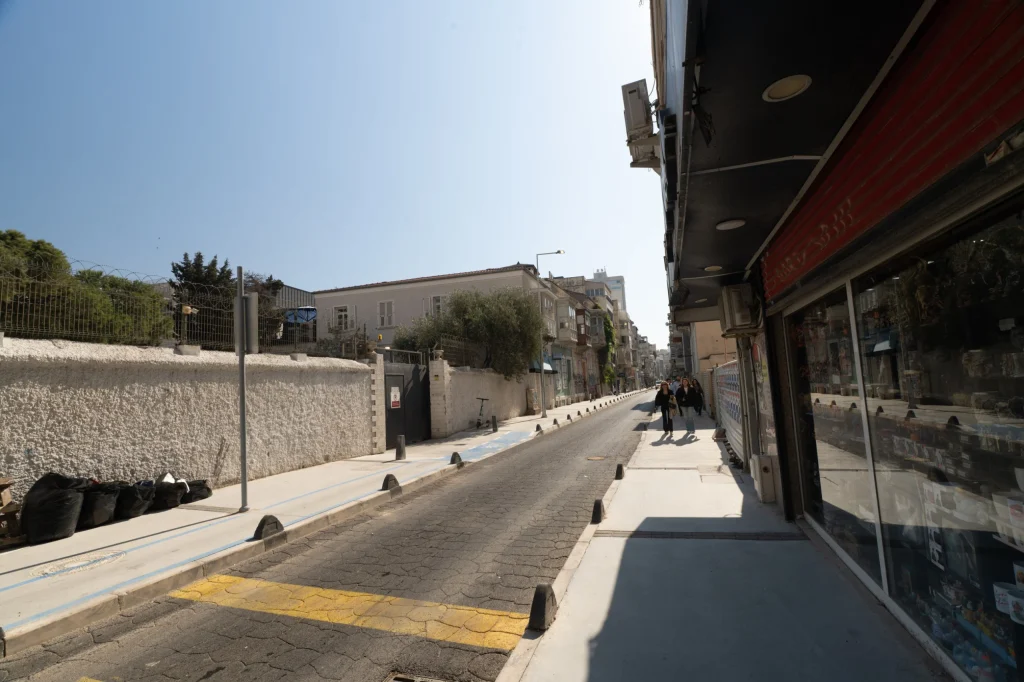 Alsancak’ın kalbinde altyapının ardından sıra üstyapıda: Kıbrıs Şehitleri Caddesi’nin zemini yenileniyor