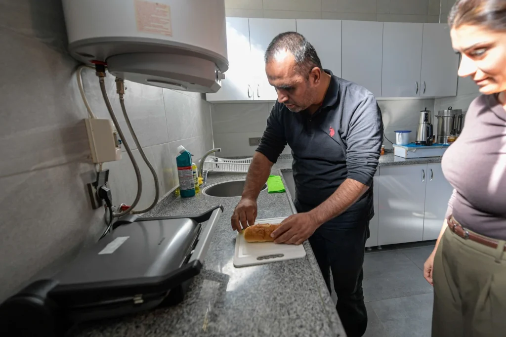 Adım adım bağımsız yaşam! İzmir Büyükşehir Belediyesi görme engelli yurttaşların yanında! 2 Adım adım bağımsız yaşam! İzmir Büyükşehir Belediyesi görme engelli yurttaşların yanında!