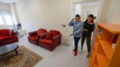İzmir Büyükşehir Belediyesi, engelli hizmet merkezlerinde düzenlediği eğitimlerle kör ve