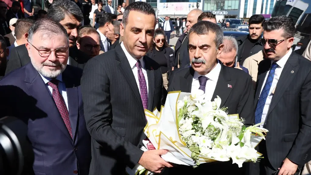Bakan Tekin’den Çiğli Belediyesi’ne ziyaret: “Kaybedilen zamanı telafi edeceğiz"