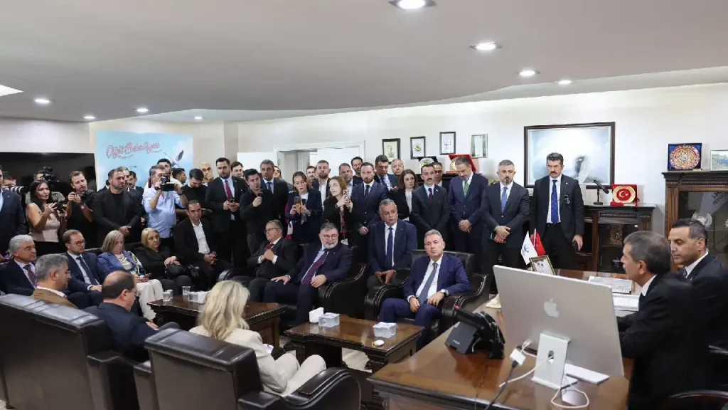 Bakan Tekin’den Çiğli Belediyesi’ne ziyaret: “Kaybedilen zamanı telafi edeceğiz"