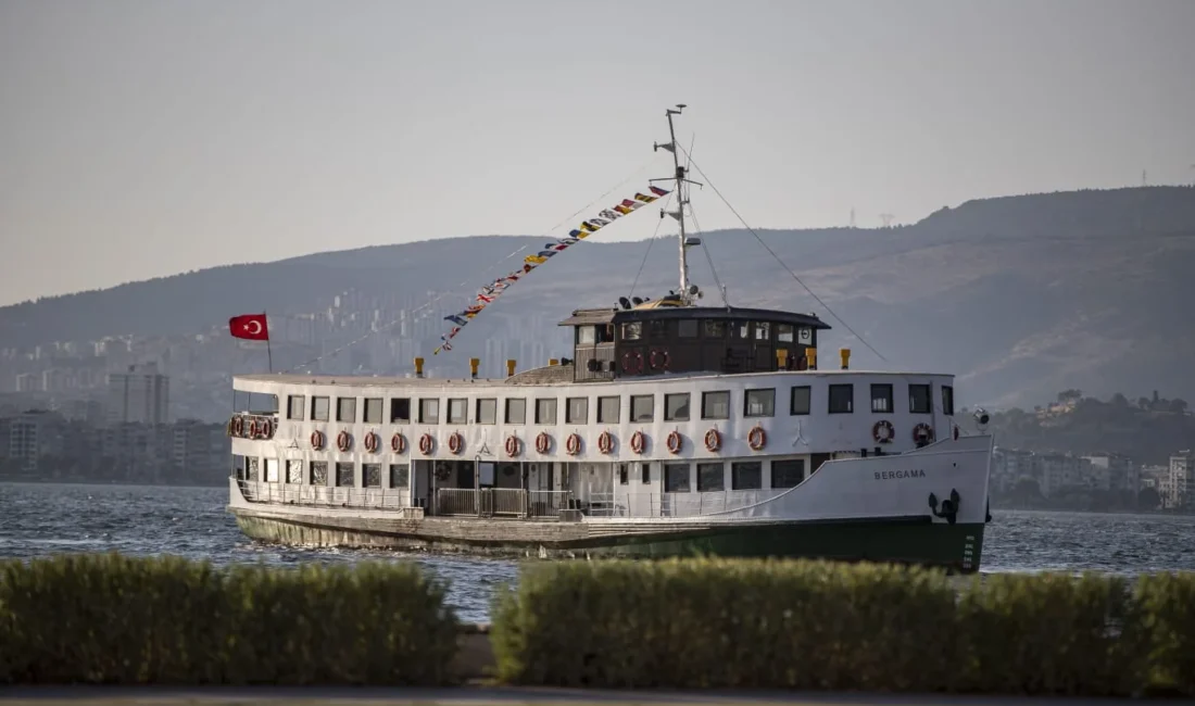 İzmir’in simge vapurlarından Bergama Vapuru, rehberli Körfez turlarıyla yeniden İzmirlilerle