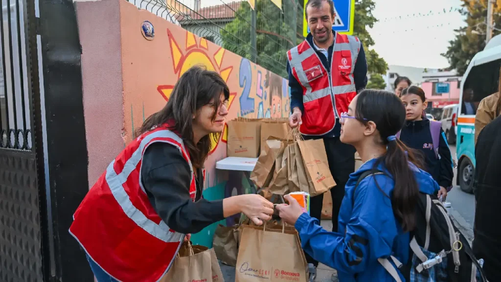 Bornova’da öğrencilere beslenme desteği: Başkan Eşki kendi eliyle dağıttı 2 Bornova’da öğrencilere beslenme desteği: Başkan Eşki kendi eliyle dağıttı