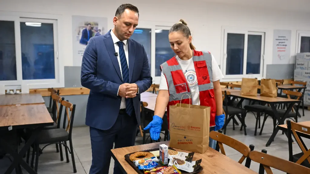 Bornova’da öğrencilere beslenme desteği: Başkan Eşki kendi eliyle dağıttı 3 Bornova’da öğrencilere beslenme desteği: Başkan Eşki kendi eliyle dağıttı