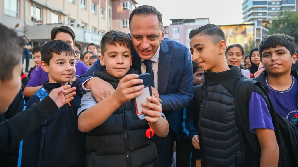 Bornova’da öğrencilere beslenme desteği: Başkan Eşki kendi eliyle dağıttı 4 Bornova’da öğrencilere beslenme desteği: Başkan Eşki kendi eliyle dağıttı