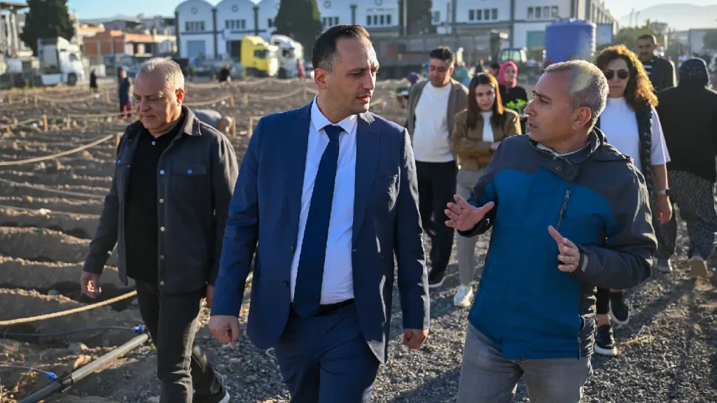 Bornova’dan dünyaya çevrecilik dersi: Türkiye’nin ilk “Karbon Sıfır Kent Bostanı” üretime başladı