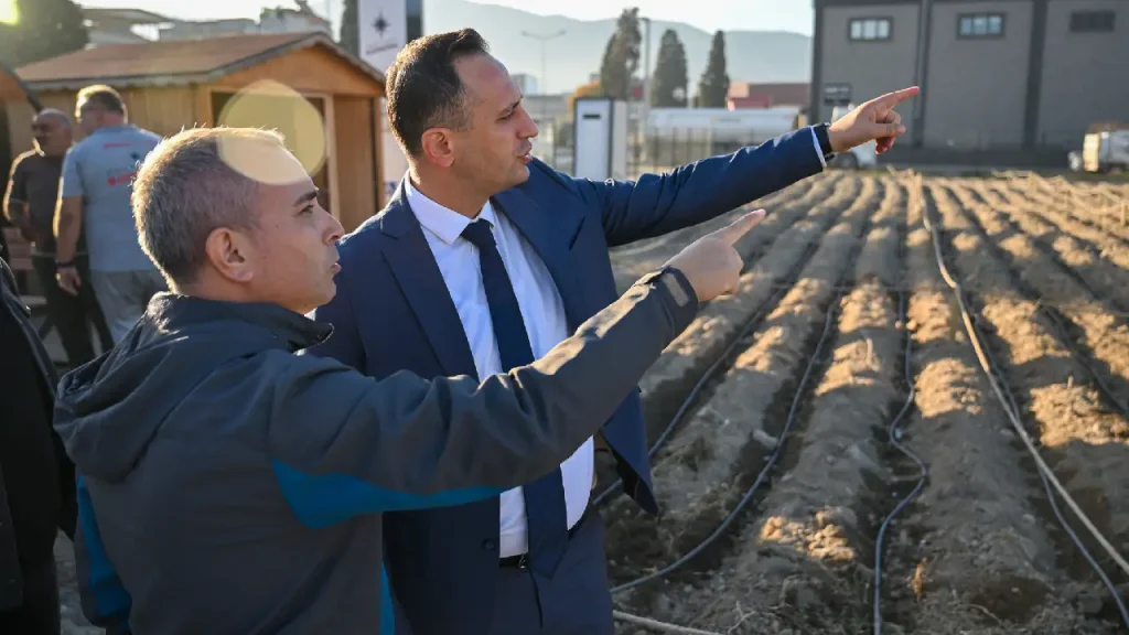 Bornova’dan dünyaya çevrecilik dersi: Türkiye’nin ilk “Karbon Sıfır Kent Bostanı” üretime başladı