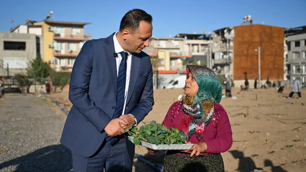 Bornova’dan dünyaya çevrecilik dersi: Türkiye’nin ilk “Karbon Sıfır Kent Bostanı” üretime başladı