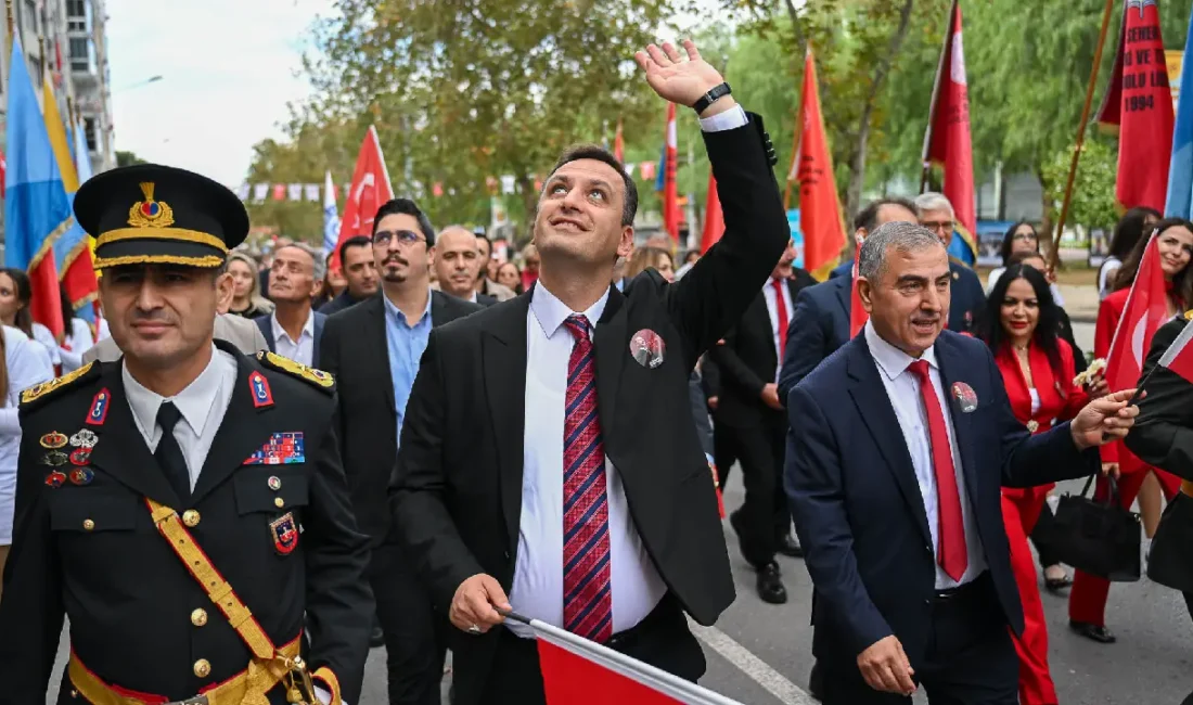 Bornova, 29 Ekim Cumhuriyet Bayramı’nın 103. yıl dönümünü meydanlara ve