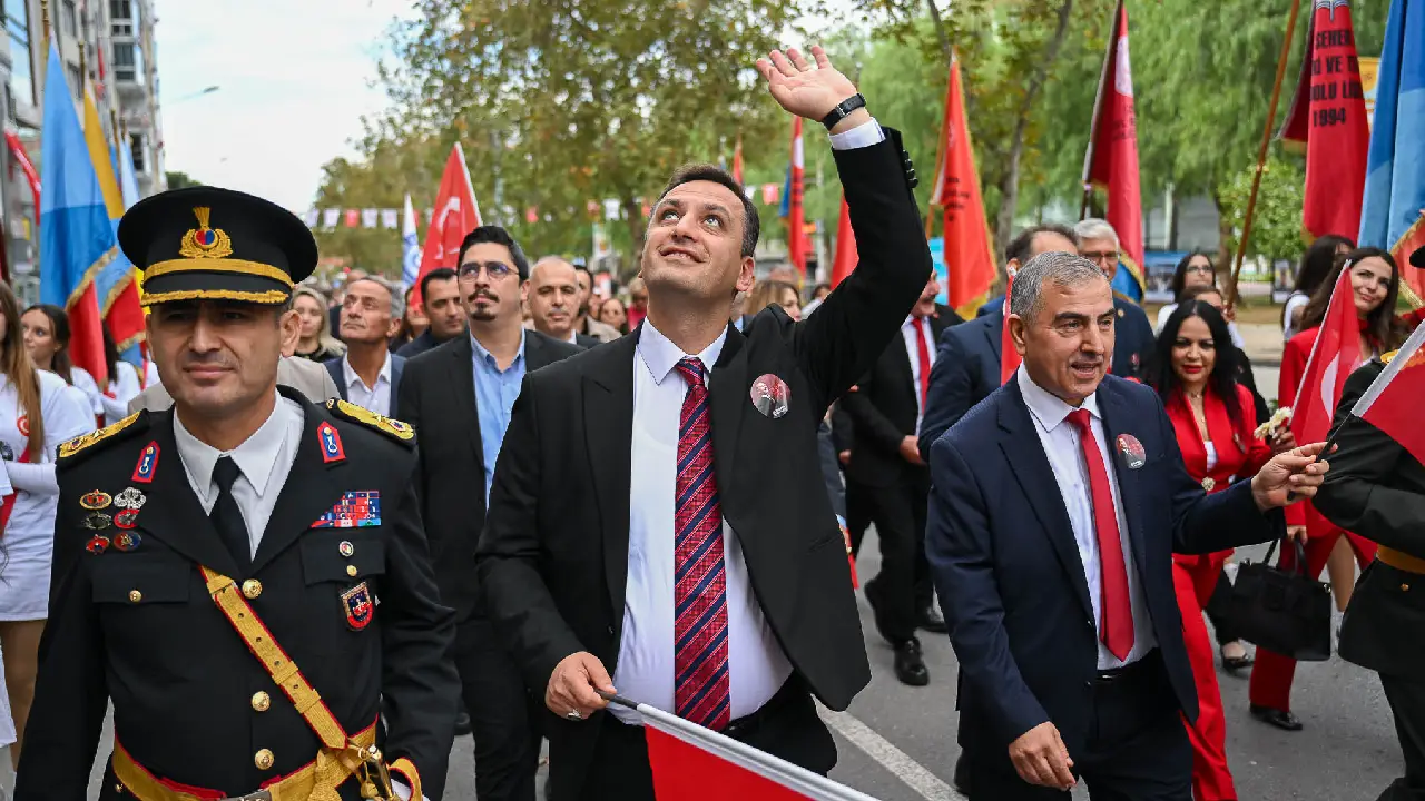Bornova’da Cumhuriyet coşkusu: Binlerce vatandaş tek yürek oldu