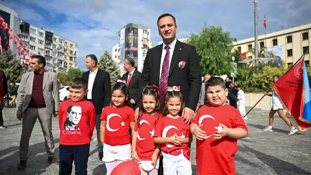 Bornova’da Cumhuriyet coşkusu: Binlerce vatandaş tek yürek oldu